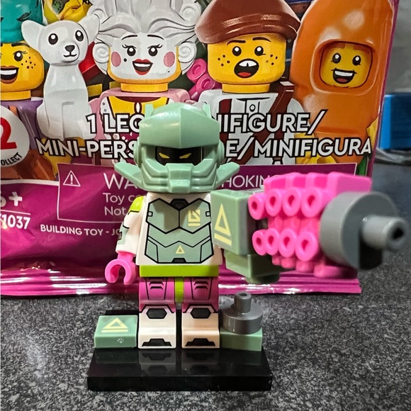 Lego Collectable Minifigures Series 24 - Robot Warrior - Picture 2 of 2